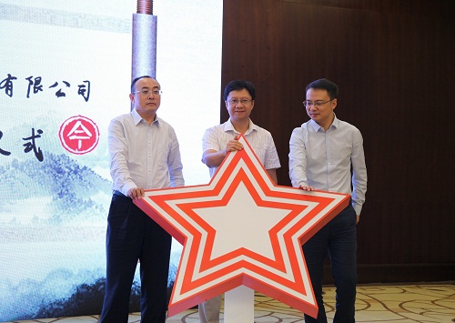 方正電子總裁楊斌（中）、華為中國區(qū)企業(yè)BG廣電媒資業(yè)務(wù)部副部長張宏中（右一）、方正電子數(shù)字出版與教育業(yè)務(wù)部總經(jīng)理劉長明（左一）共同發(fā)布融合云出版解決方案.jpg